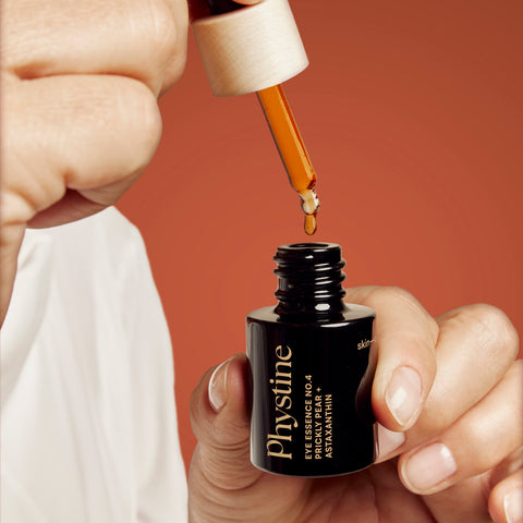 Super Natural Oil tropft aus Pipette in die Phystine Augen Essenz No.4 Flasche